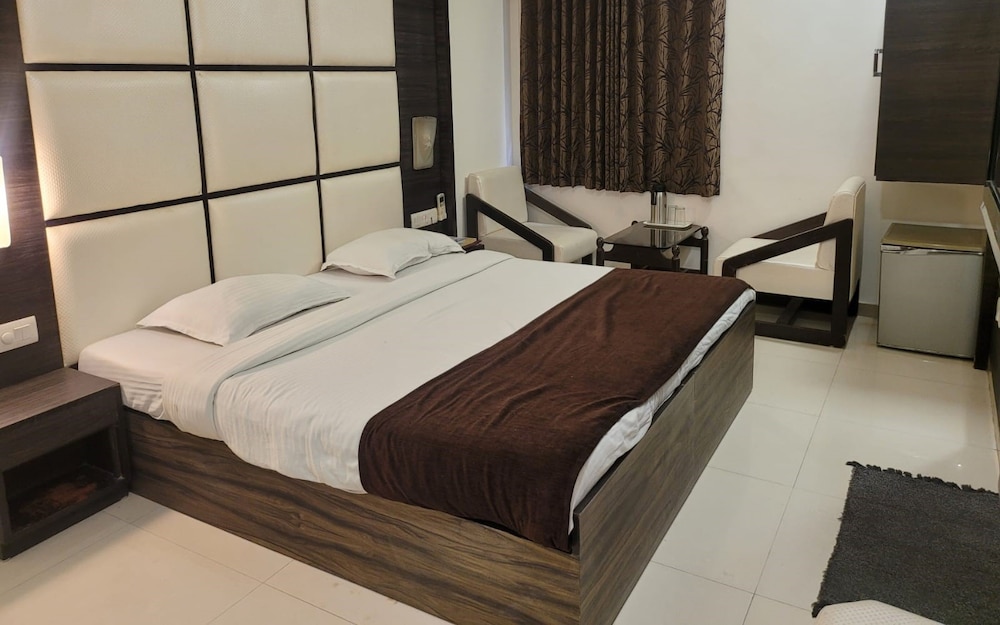 Oyo 2351 Hotel Golden Plaza 8/24