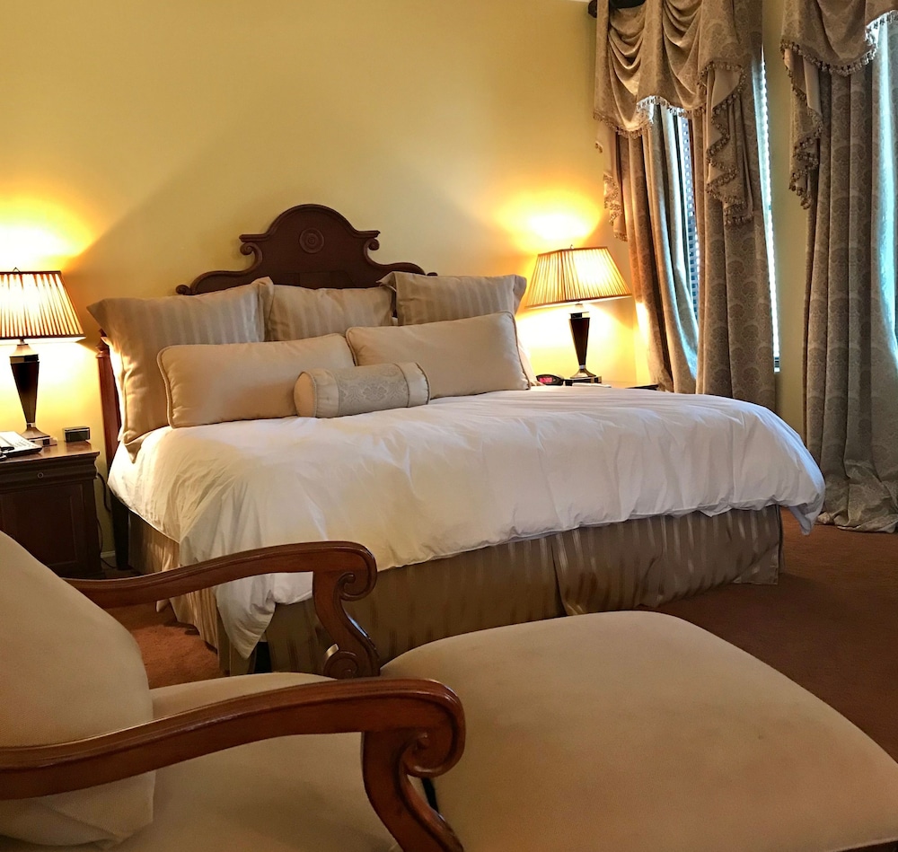 Ophelias Restaurant & Inn 16/25