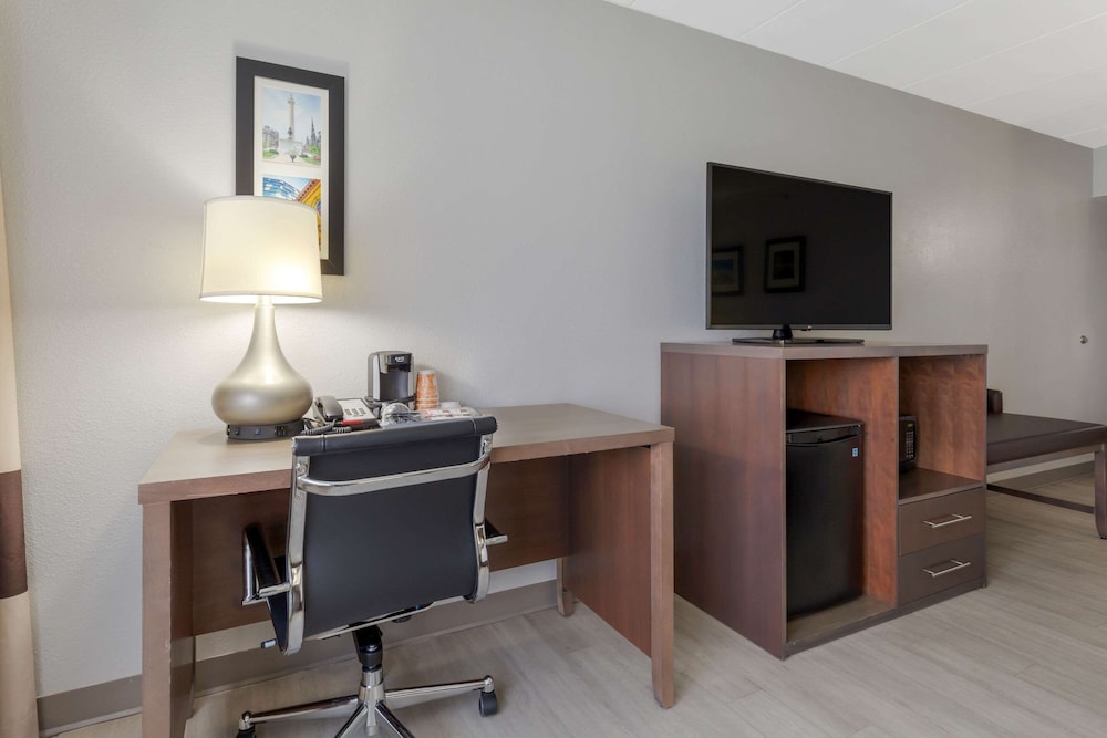 Clarion Hotel & Suites BWI Airport North 43/62