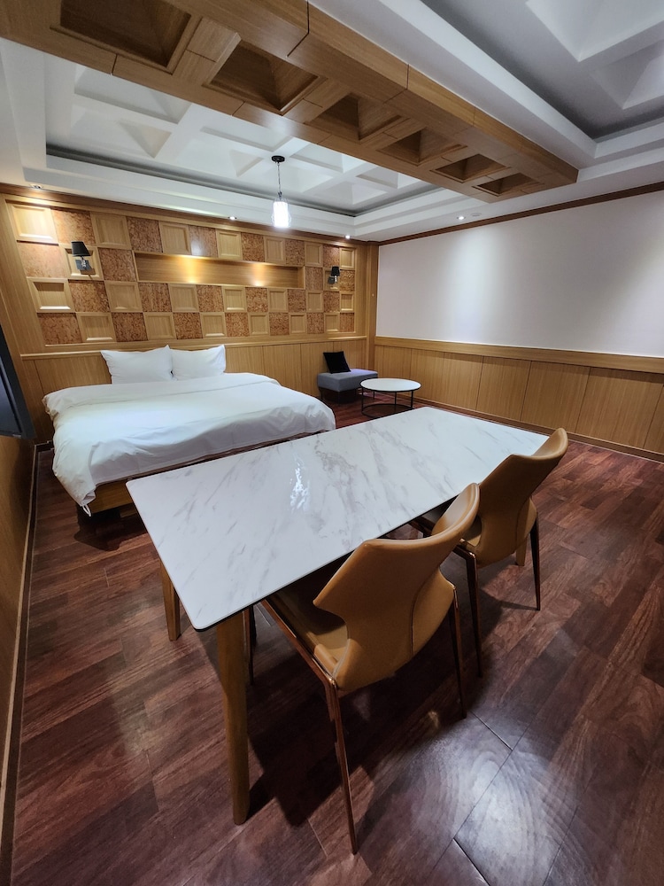 Central Plaza Hotel 31/50