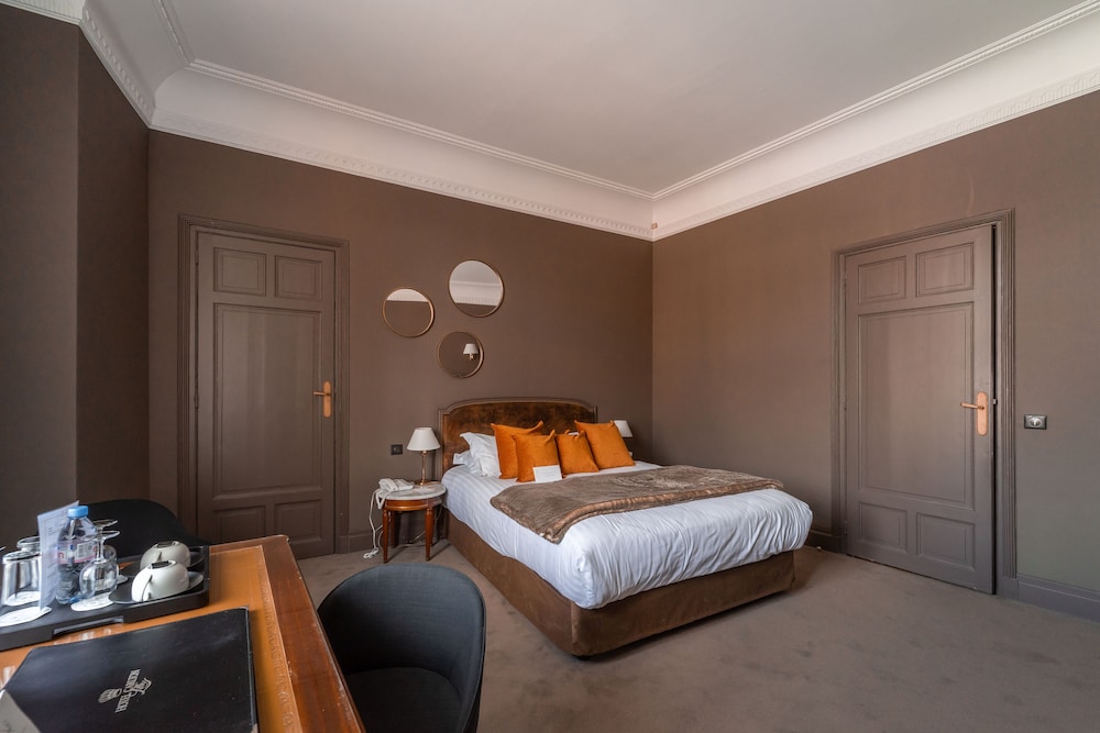 PRIVILEGE, DOUBLE BED