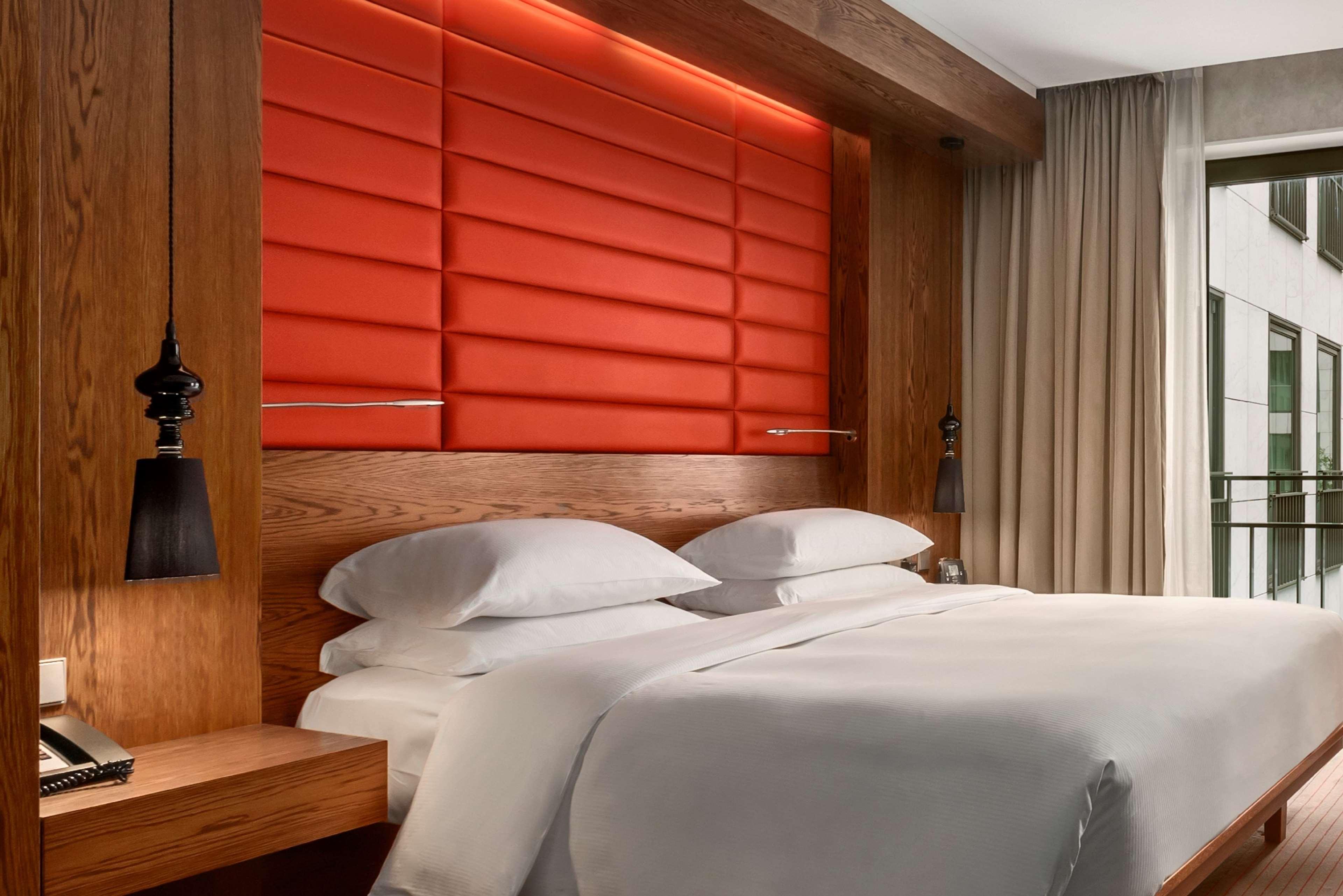 DELUXE, KING BED, ATRIUM VIEW