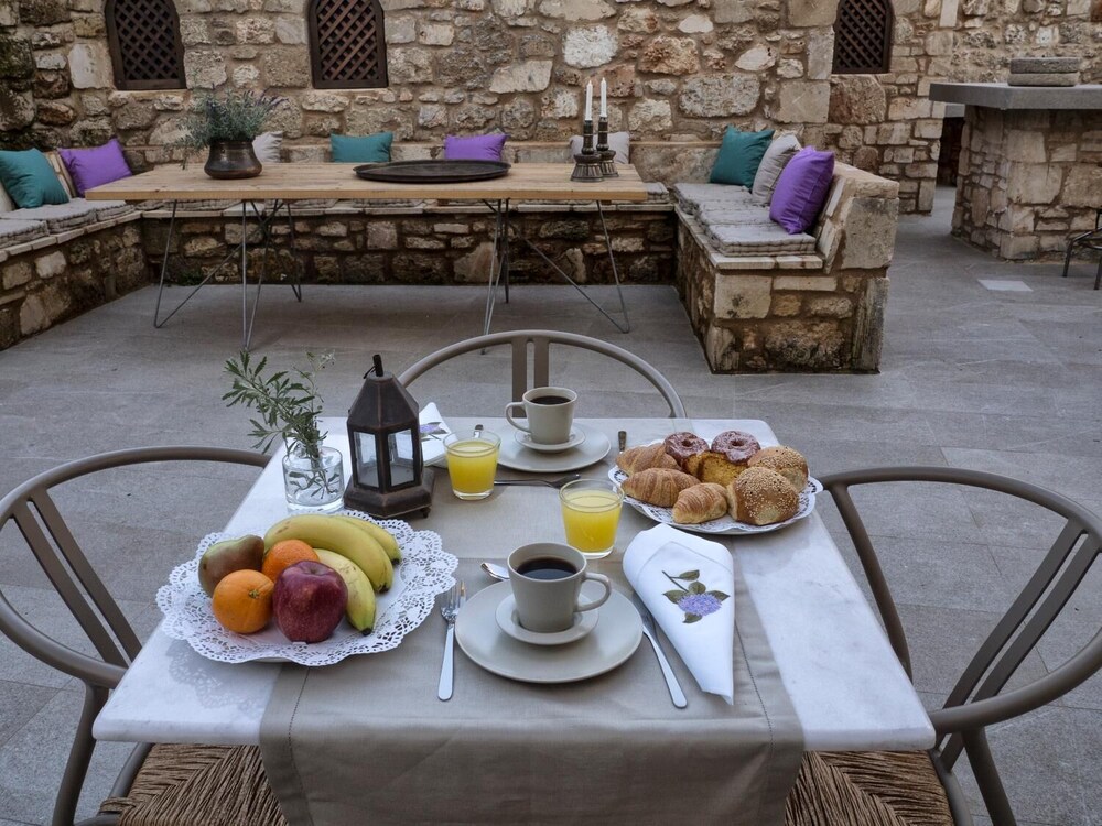 TRINITY BOUTIQUE HOTEL 33/45