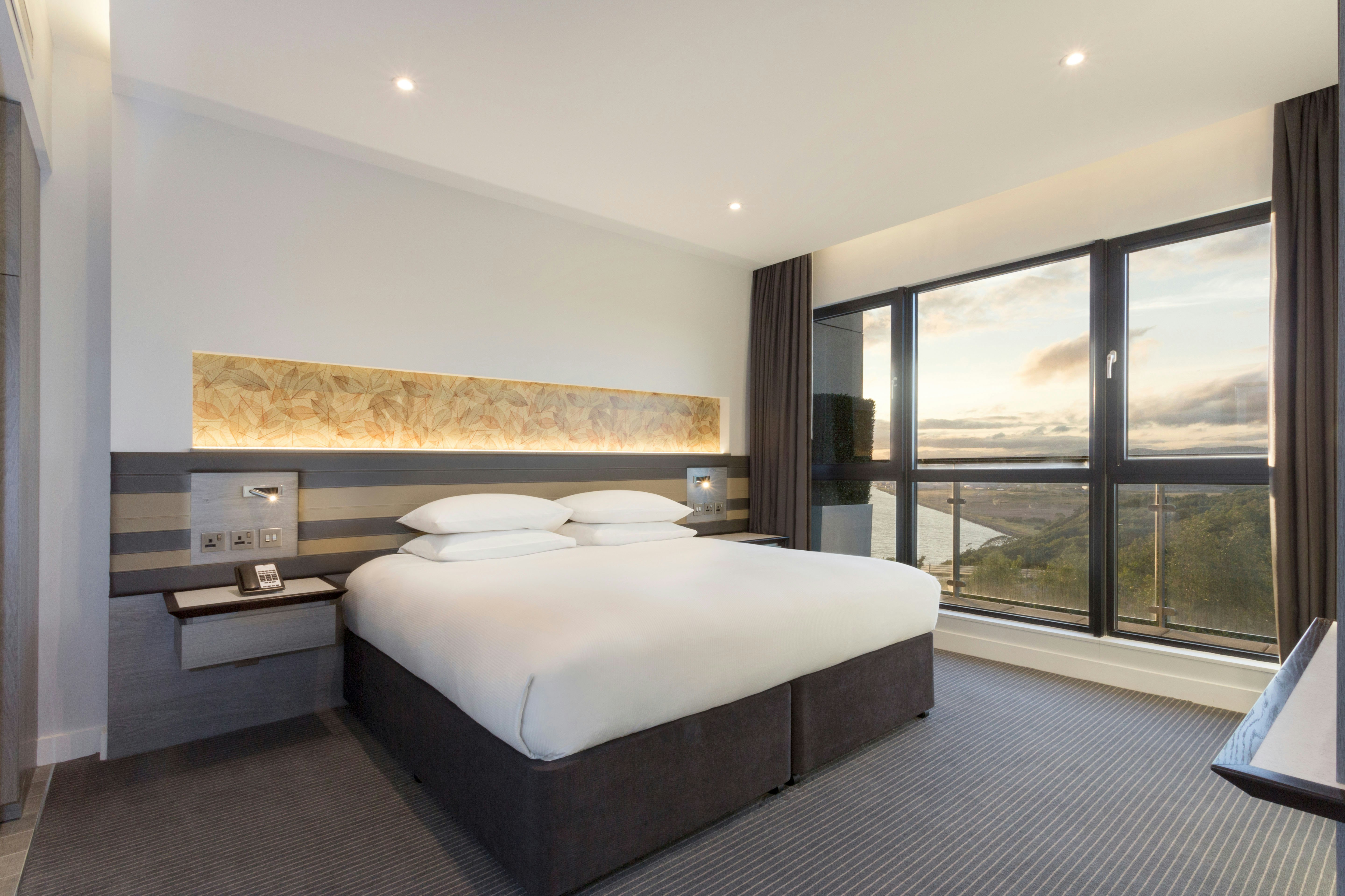 غرفة بسرير كينج بإطلالة، Doubletree By Hilton Edinburgh Queensferry Crossing 7/7