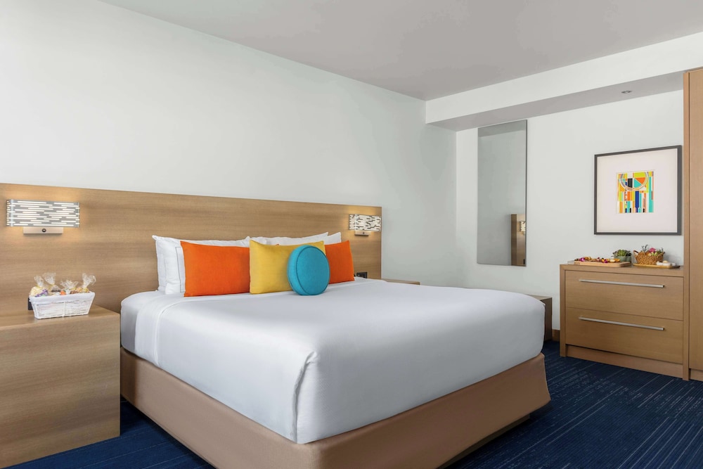 Capitol, Suite, King Bed, Accessible