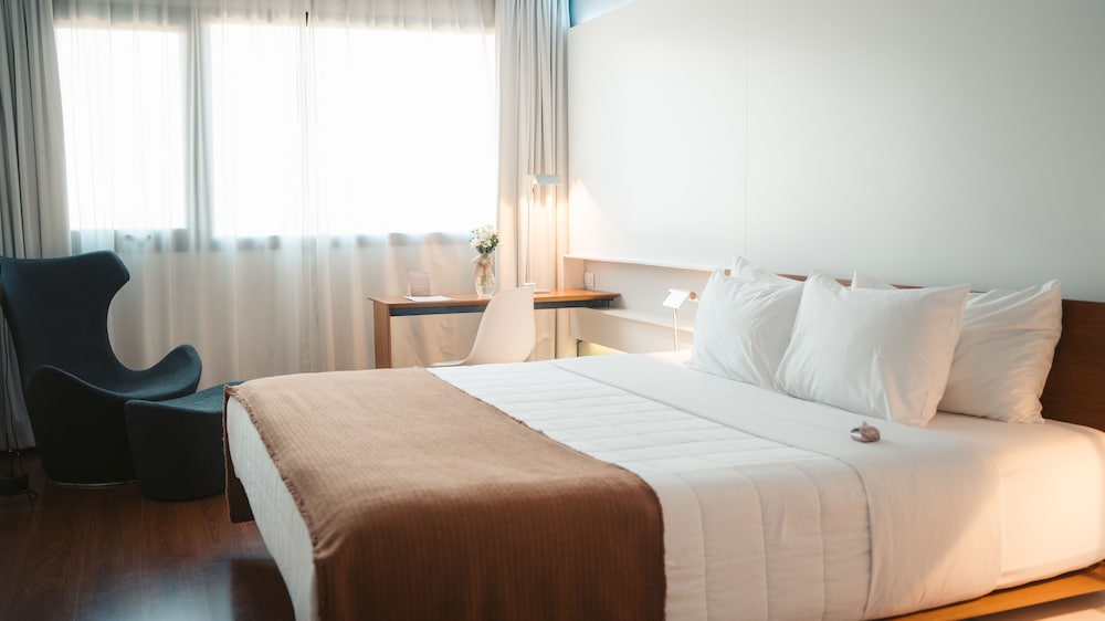ROOM, KING BED