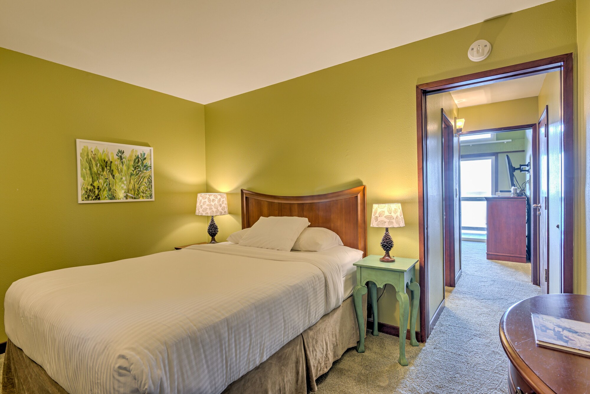 Mini, Queen Bed