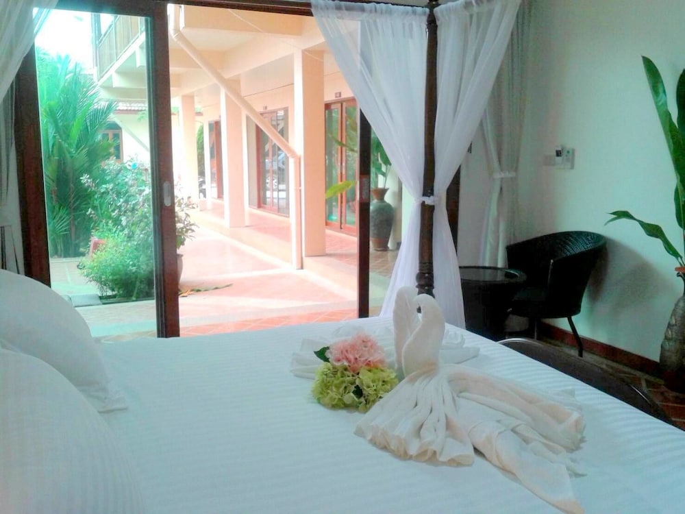 DELUXE, DOUBLE BED, RIVERSIDE, POOL SIDE