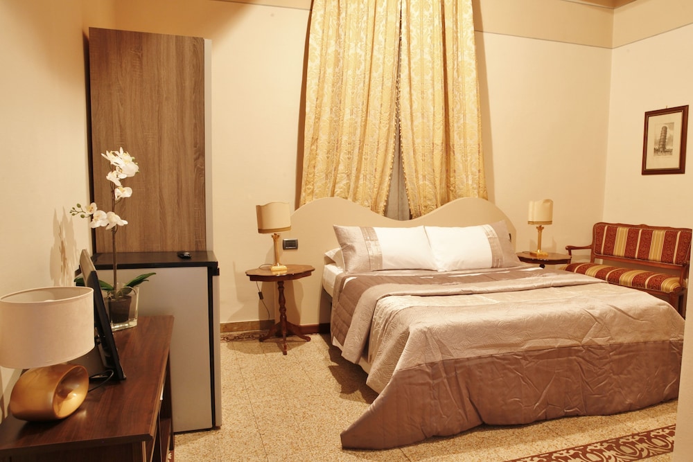 غرفة بسرير مزدوج، Lucca Relais 2/10