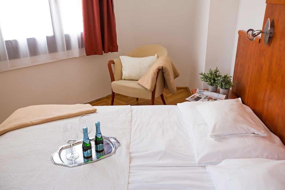 Helios Hotel Pension 27/73