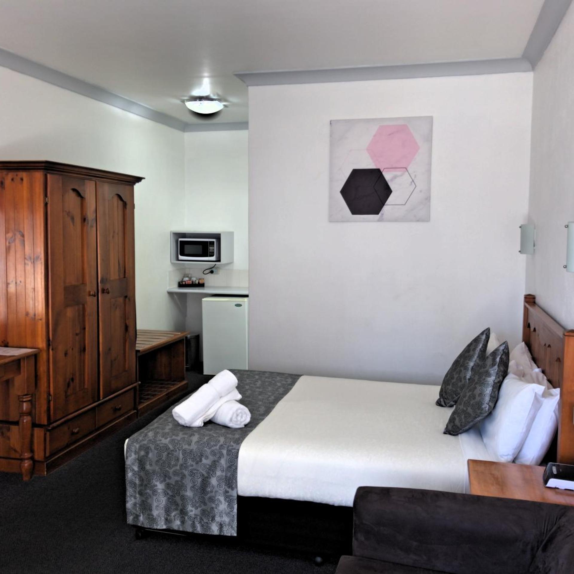 NEW ENGLAND MOTOR INN 19/40