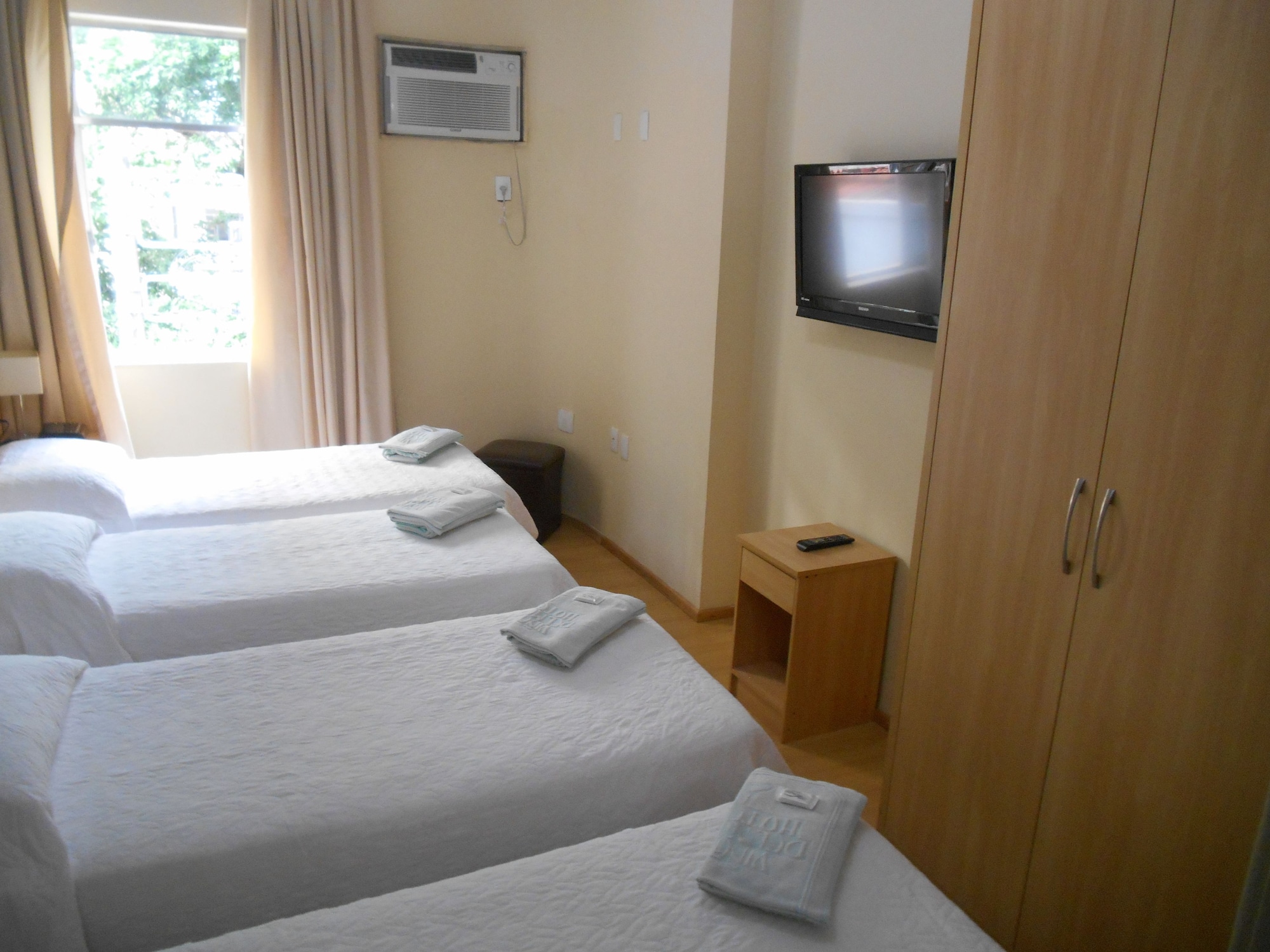 ROOM, QUADRUPLE