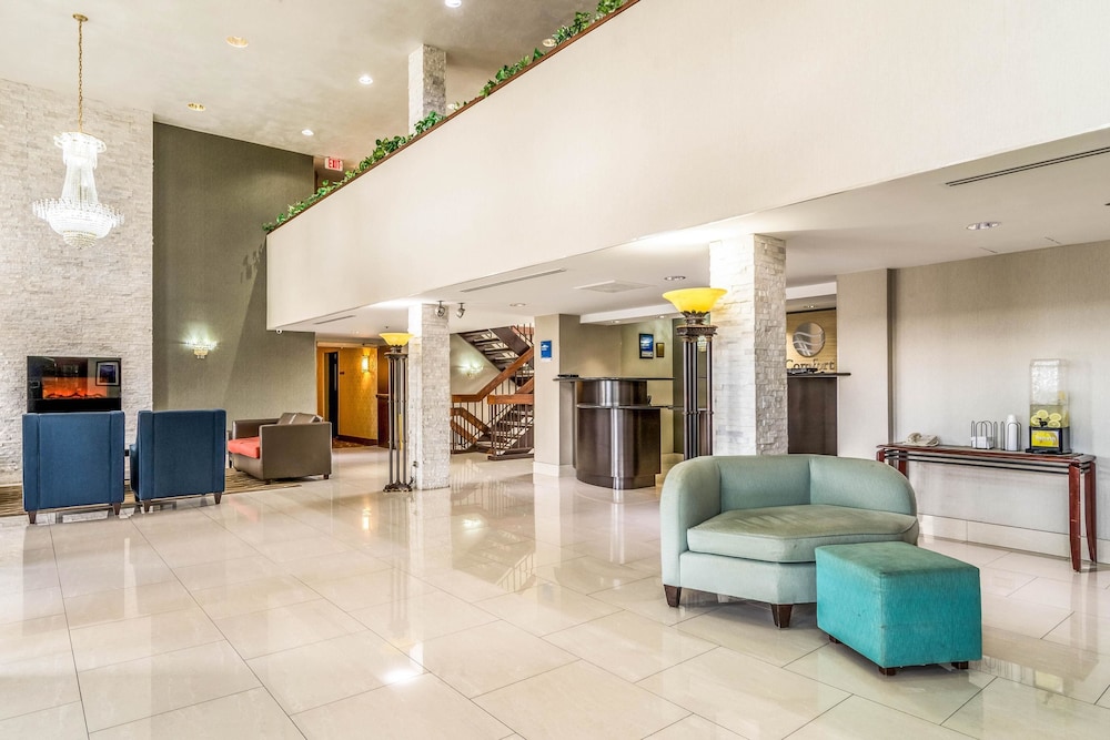 Lobby at Spark by Hilton Des Plaines Chicago O'Hare, DES PLAINES - IL