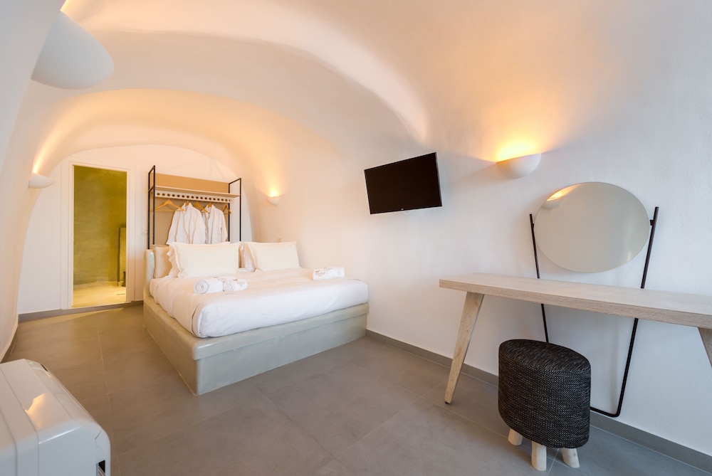 CAVE, EXECUTIVE, SUITE, HOT TUB
