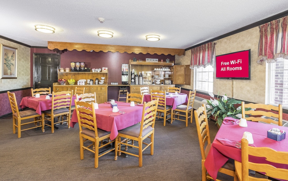 Red Roof Inn Uhrichsville 26/33