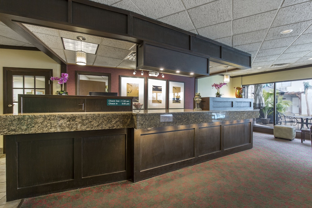Lamplighter Inn Suites South 4/51