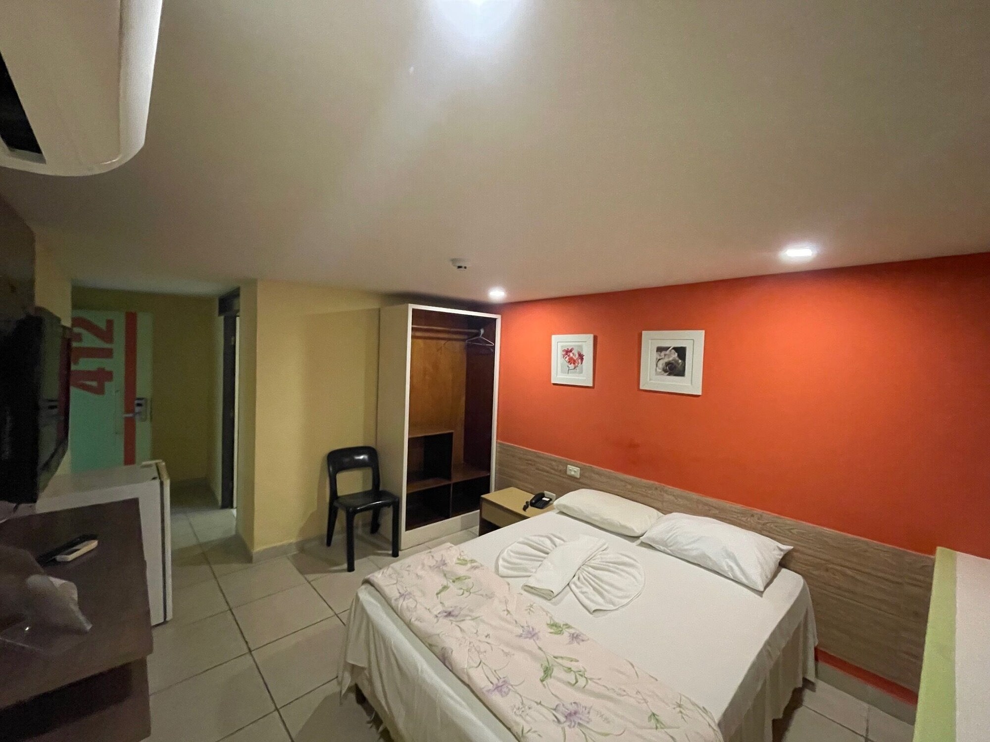 ROOM, DOUBLE BED
