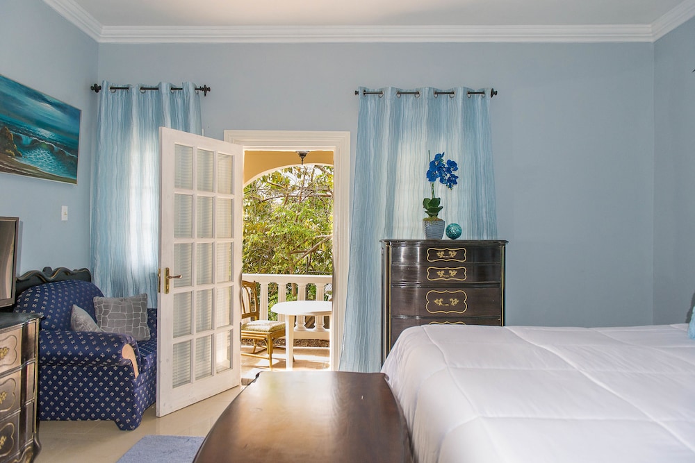 BLUE, KING BED, BALCONY, GROUND FLOOR