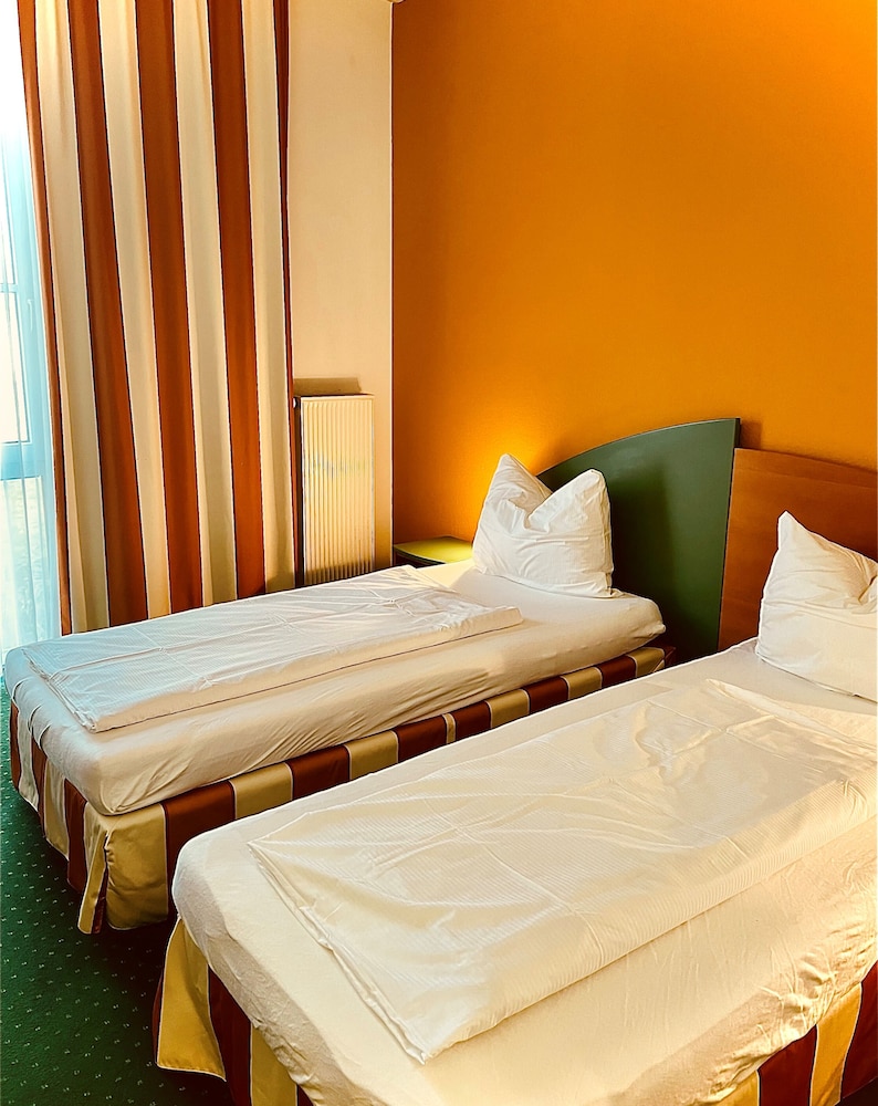 Highway Hotel 27/69