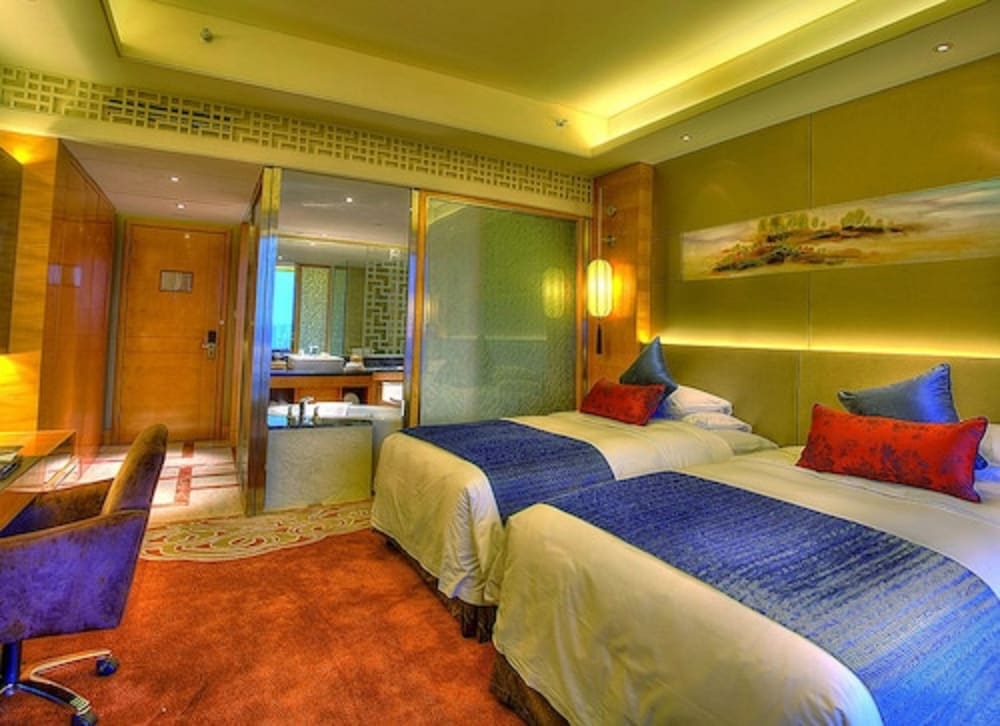 DELUXE, TWIN BEDS
