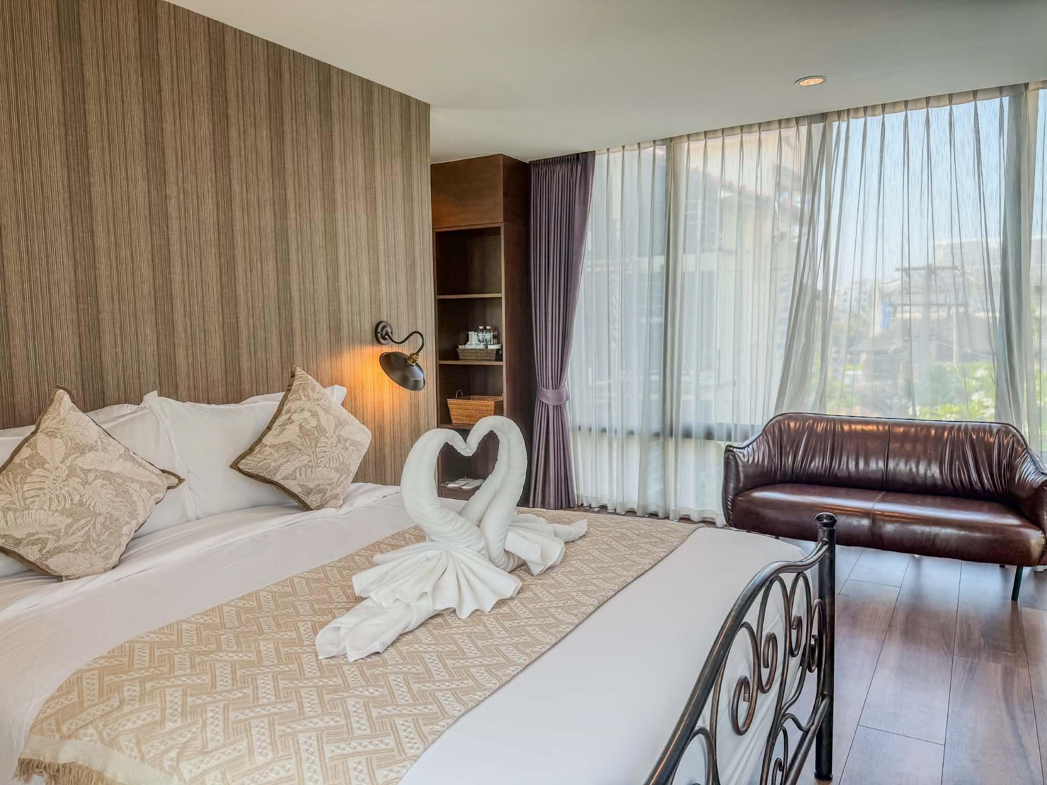 Grand, Deluxe, Suite, King Bed, Pool View