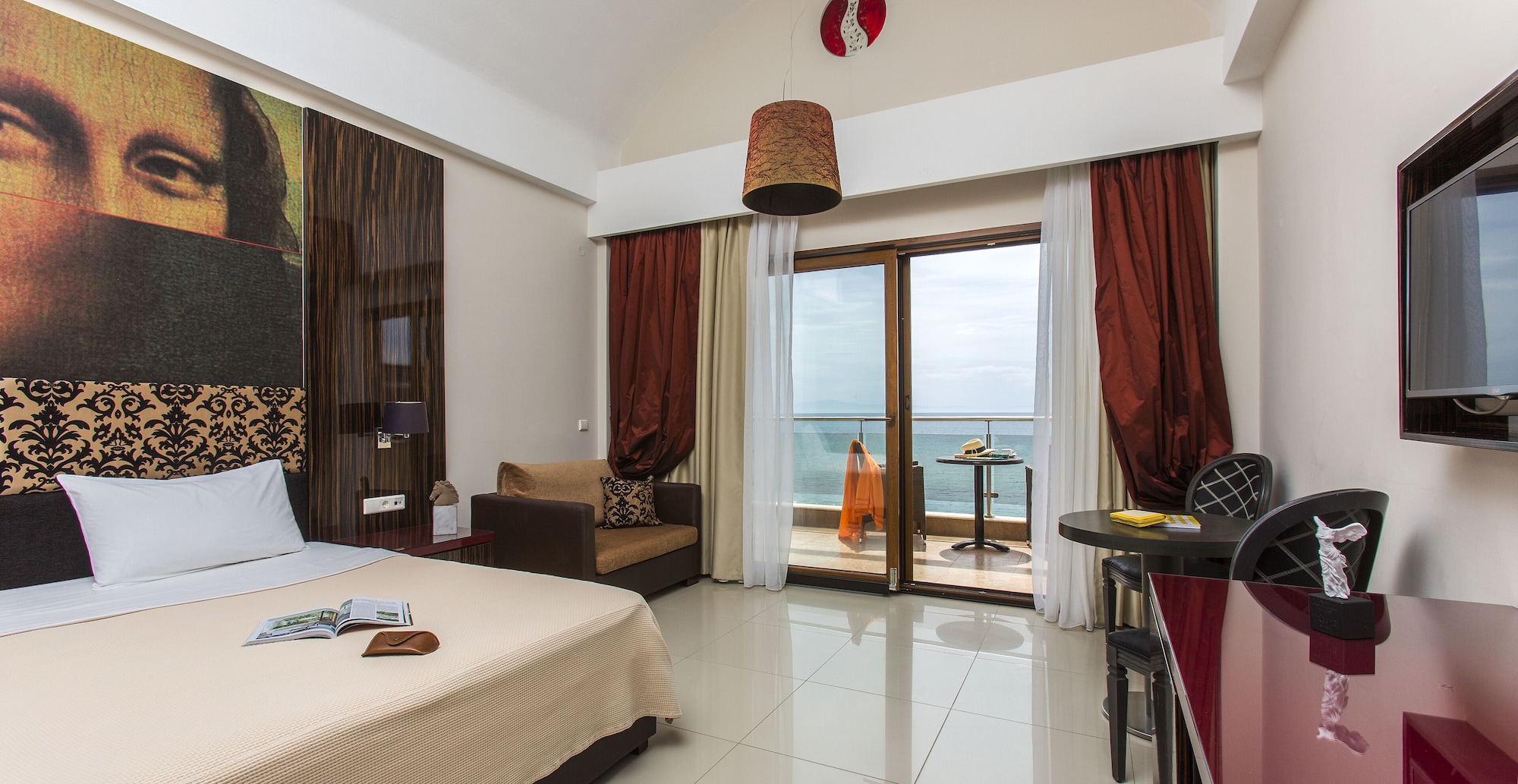 DELUXE, DOUBLE BED, PARTIAL SEA VIEW