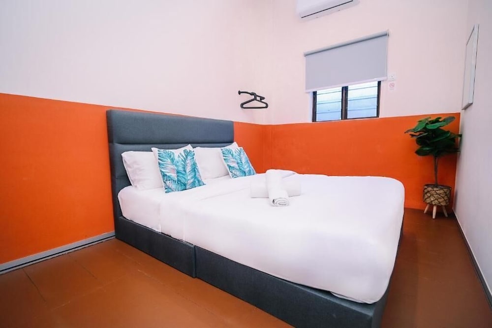 Swing & Pillows at 75 Chulia St 13/38