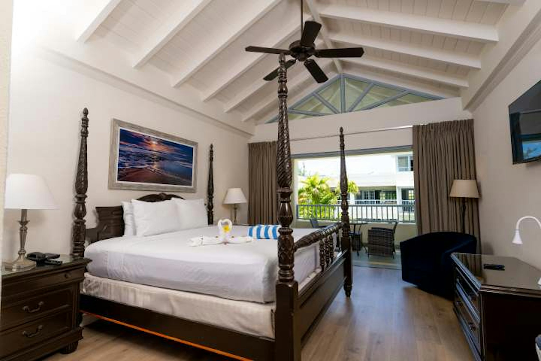 Deluxe Courtyard King Bed