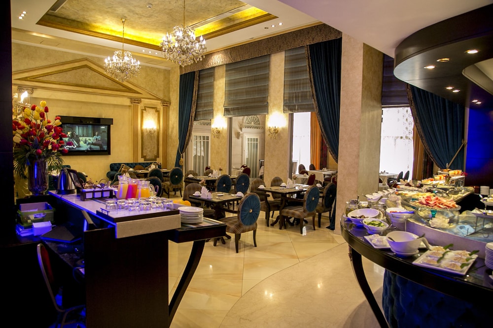 QUEENS SUITE HOTEL 40/61