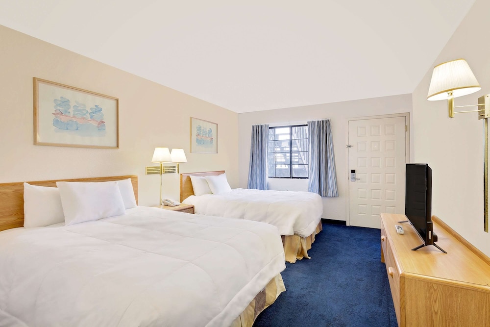 Days Inn & Suites By Wyndham Needles 21/30