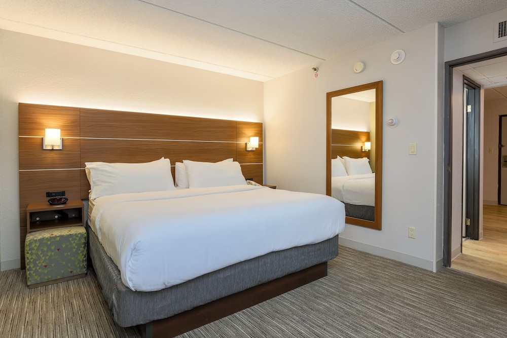 Holiday Inn Express Milwaukee West Medical Center 21/59