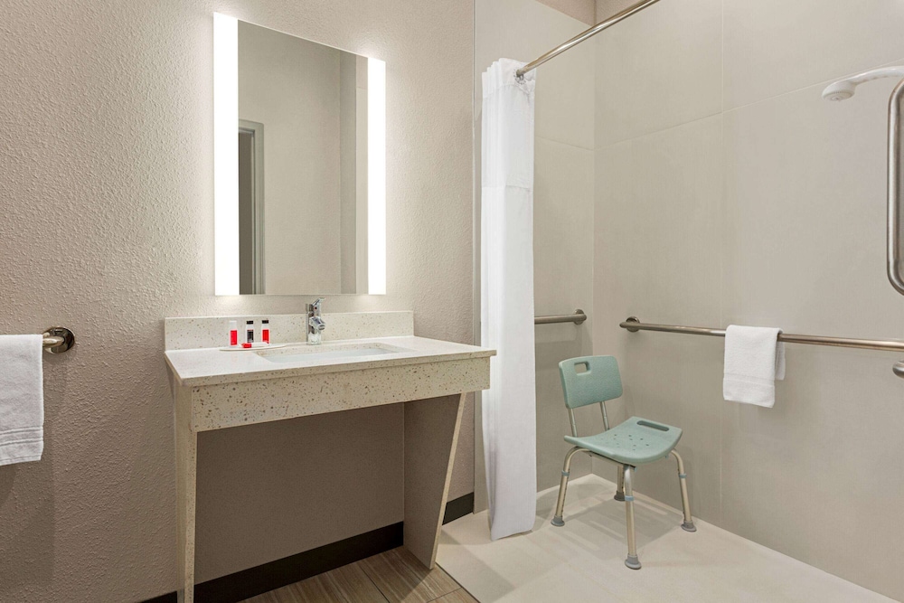 Days Inn & Suites by Wyndham Greater Tomball 20/61