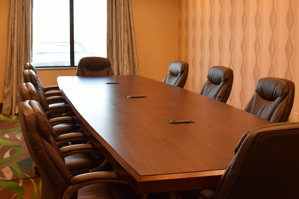 Holiday Inn Express Hotel And Suites Pratt 52/55