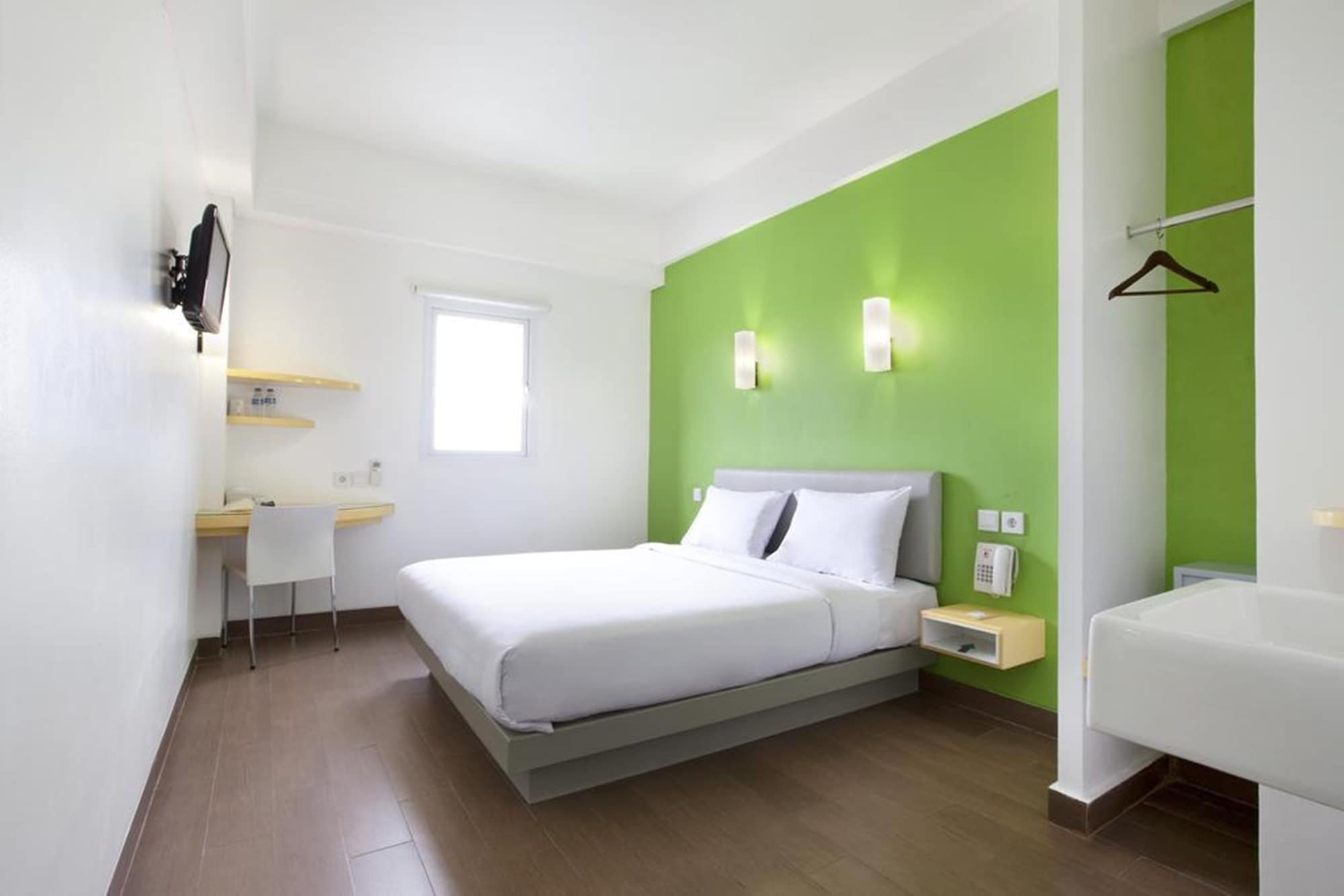 Smart, Queen Bed