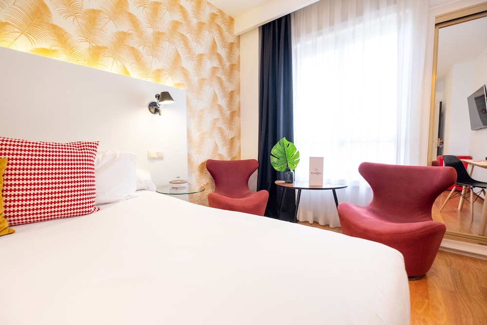 DELUXE, DOUBLE BED
