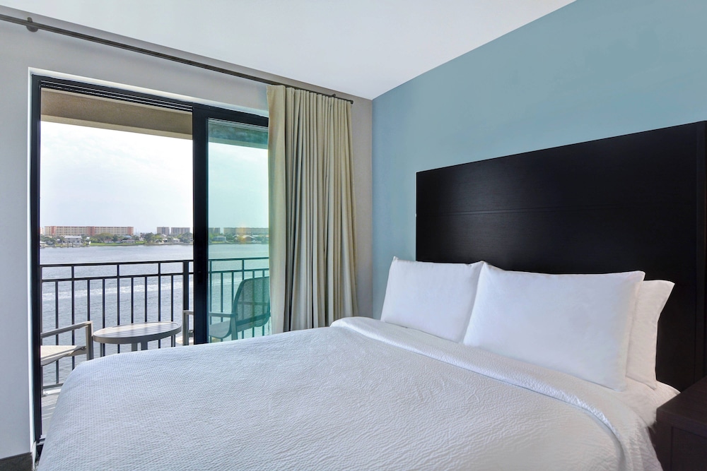 Studio, King Bed, Sofa, Balcony, Accessible