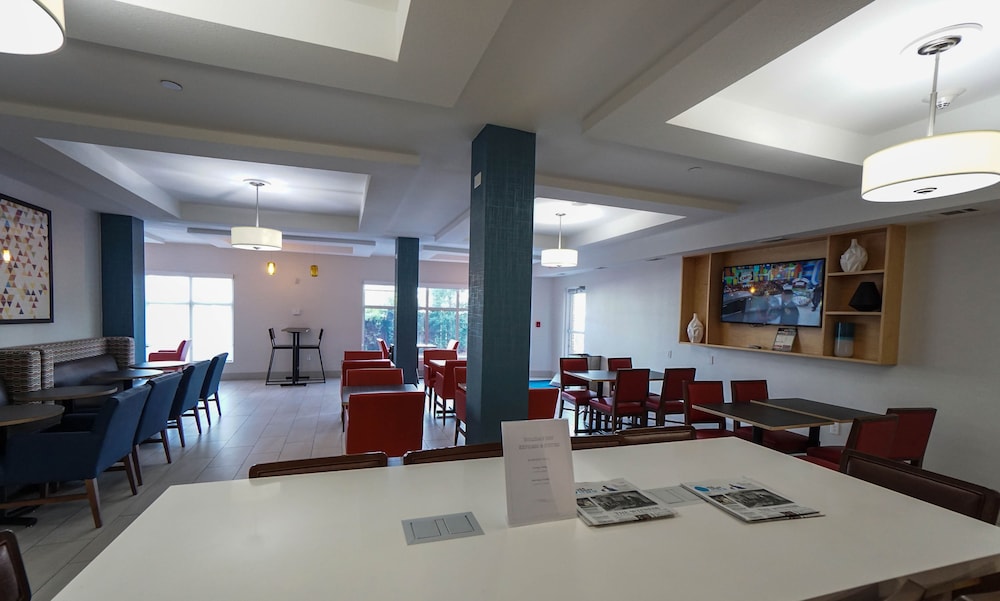 Holiday Inn Express Hotel Suites Savannah Midtown 57/81