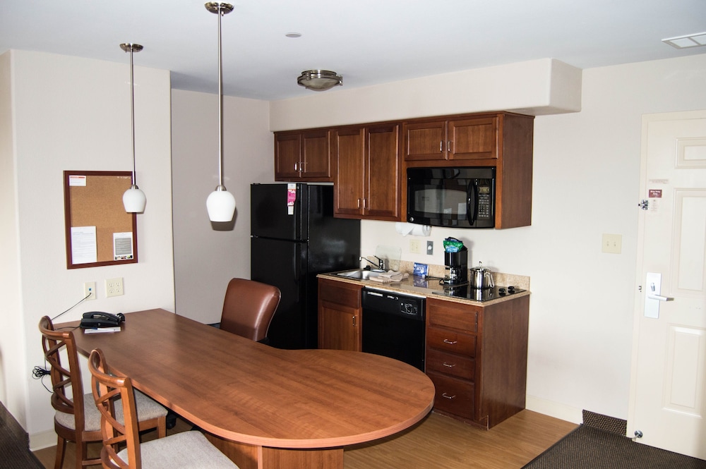 Candlewood Suites Victoria 44/66