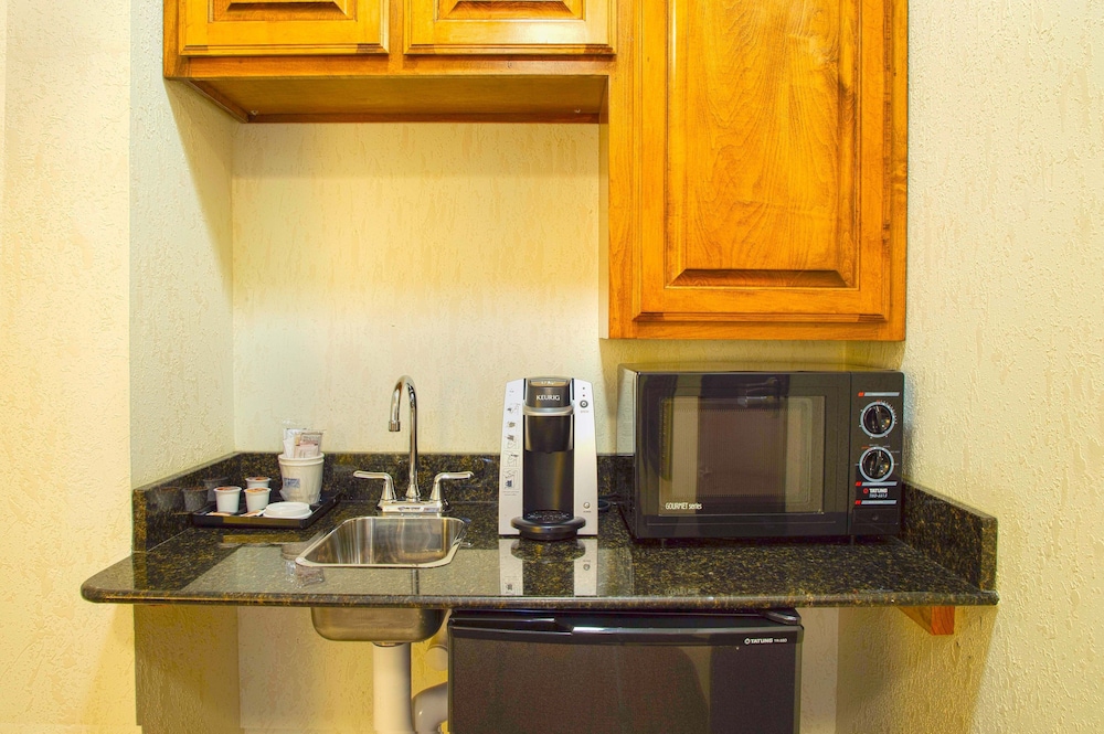 Holiday Inn Express Hotel And Suites Center Tx 64/76