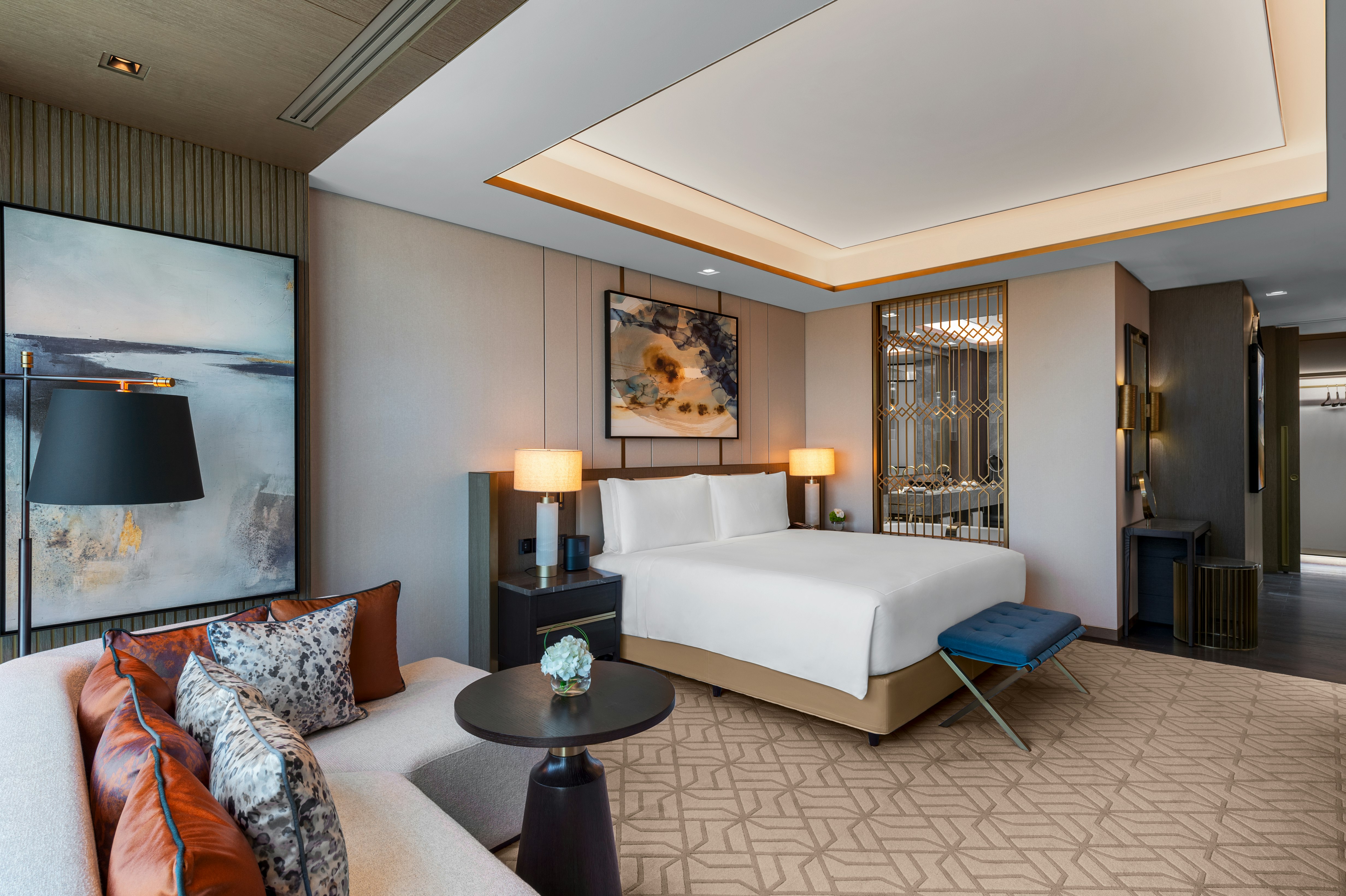 DELUXE, KING BED, ACCESSIBLE