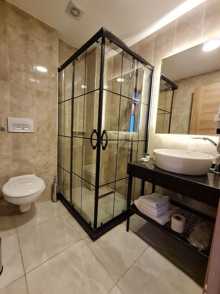 Air Boss Hotel 47/48