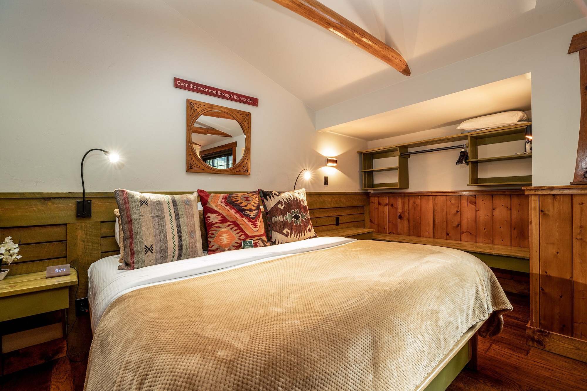 Cottage, King Bed, Creek Side