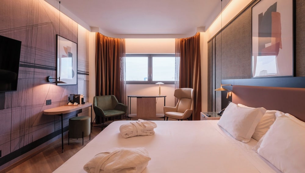 DELUXE, DOUBLE OR TWIN BED, CITY VIEW