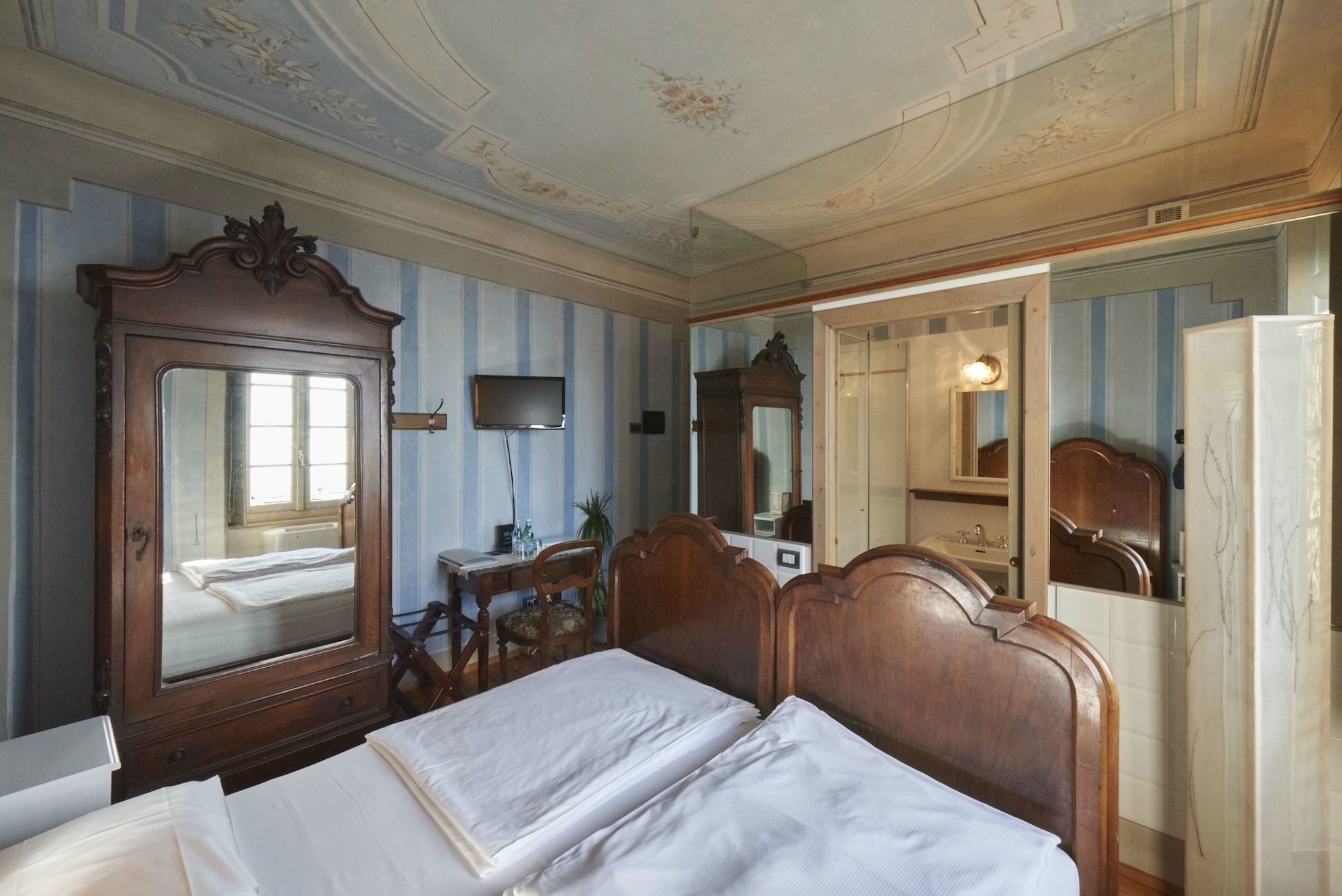 STANDARD, DOUBLE BED, LAKE VIEW