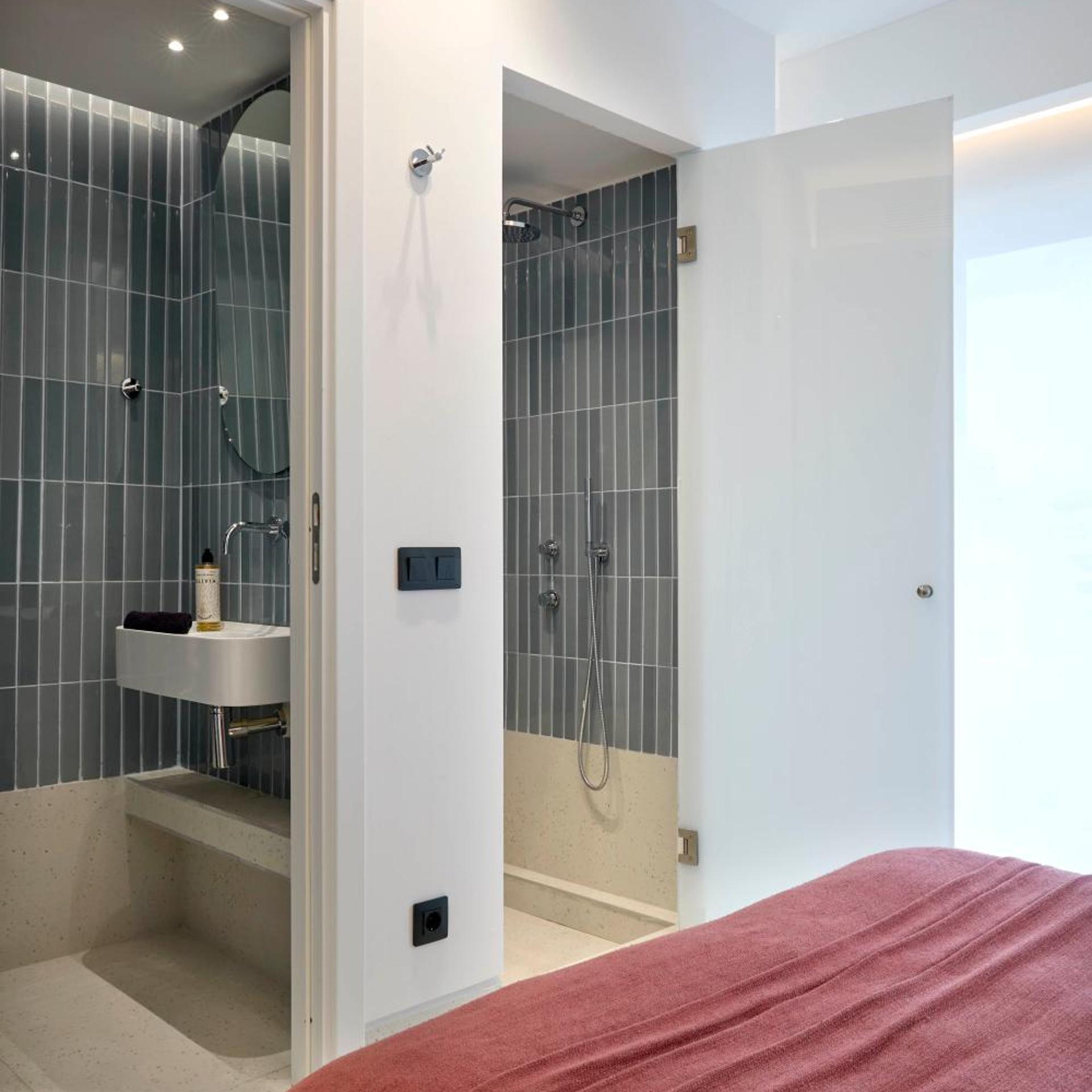 ROOM, DOUBLE BED