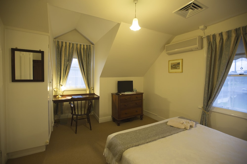 THE RACECOURSE INN 10/50