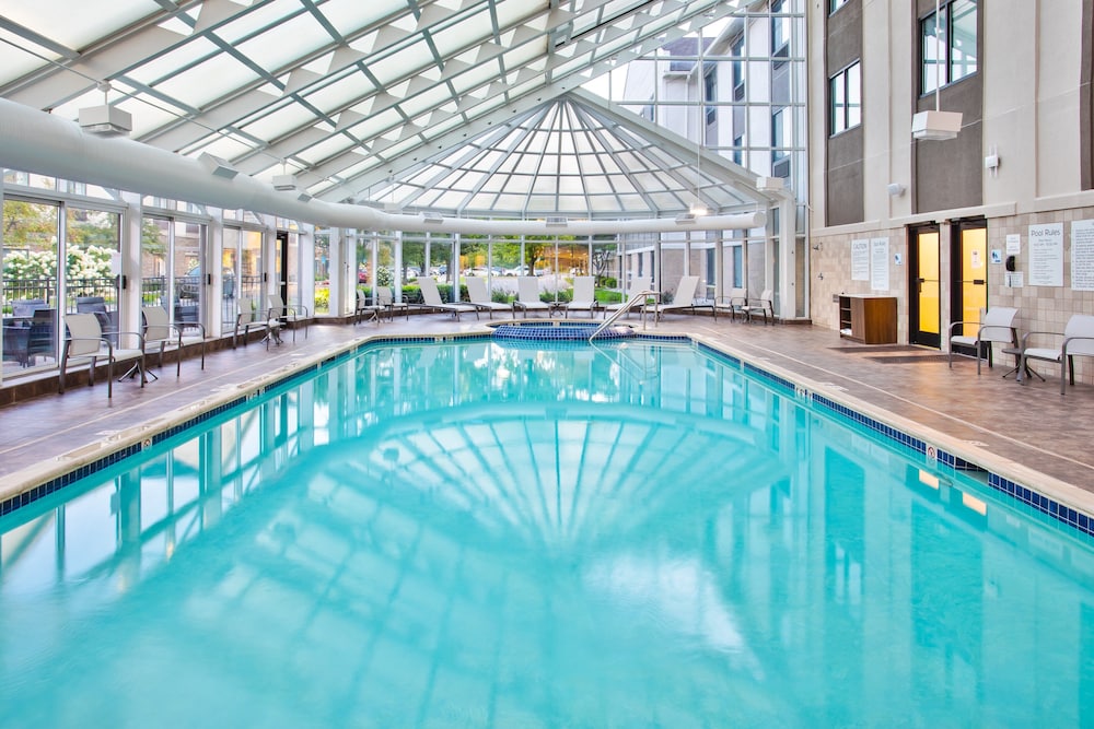 Holiday Inn Express & Suites Belleville (Airport Area) 4/50