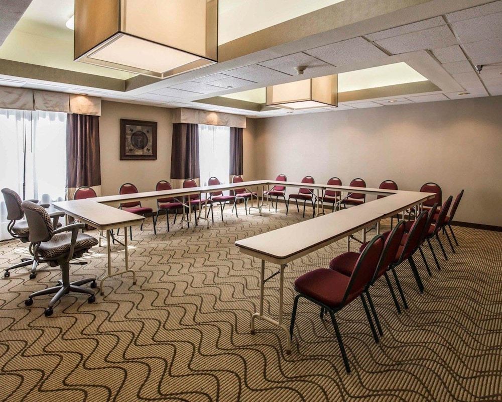 Spark by Hilton Stafford Sugar Land 34/40