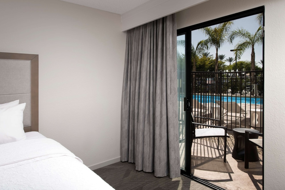 Hampton Inn & Suites Anaheim - Garden Grove 20/44