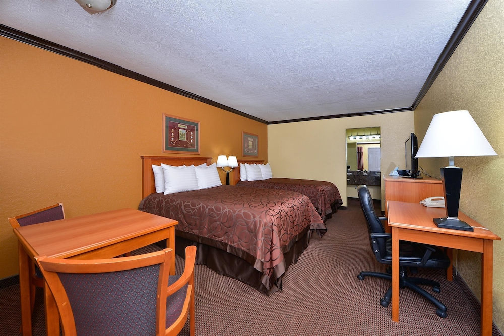 Xecutive Inn and Suites 31/37